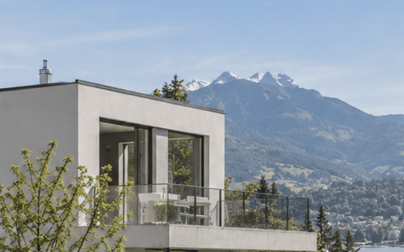 Schweizer Bergpanorama und Terrassenarchitektur – D&A IMMO AG